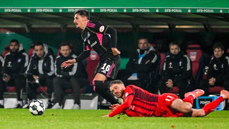 GER, DFB Pokal, 1. FC Heidenheim vs Hamburger SV 28.10.2025, Voith-Arena, Heidenheim, GER, DFB Pokal, 1. FC Heidenheim vs Hamburger SV, im Bild Giogi Gocholeishvili (Hamburger SV, 16), Budu Zivzivadze (Heidenheim, 11) graetscht daneben