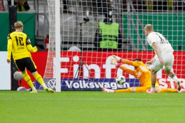 v.l. Julian Brandt (Borussia Dortmund, 10), Goal scored, erzielt das Tor zum 1:1, celebrate the goal 28.10.2025, Fussball, DFB-Pokal, Eintracht Frankfurt - Borussia Dortmund, GER, Frankfurt am Main, Deutsche Bank Park, DFB REGULATIONS PROHIBIT ANY USE OF PHOTOGRAPHS AS IMAGE SEQUENCES AND OR QUASI-VIDEO. Copyright: HMBxMedia xHeikoxBecker