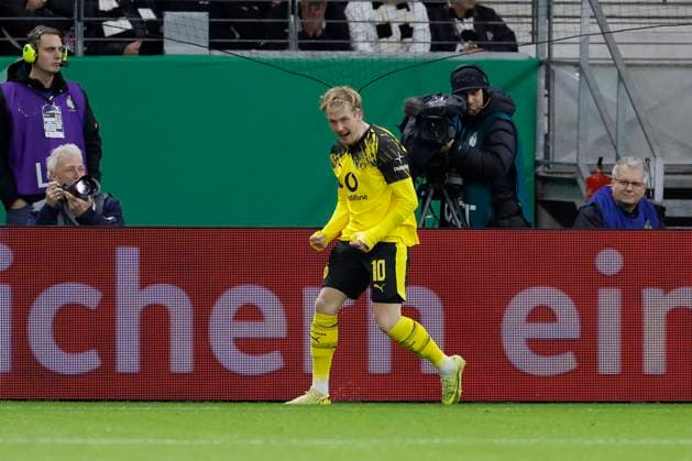v.l. Torschuetze Julian Brandt (Borussia Dortmund, 10) Jubel nach seinem Tor zum 1:1, jubelnd, bejubelt, jubelt, jubeln, emotionen 28.10.2025, Fussball, DFB-Pokal, Eintracht Frankfurt - Borussia Dortmund, GER, Frankfurt am Main, Deutsche Bank Park, DFB REGULATIONS PROHIBIT ANY USE OF PHOTOGRAPHS AS IMAGE SEQUENCES AND OR QUASI-VIDEO. Copyright: HMBxMedia xHeikoxBecker