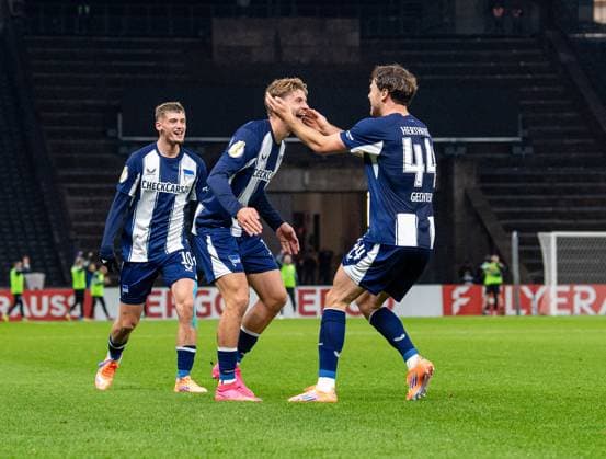 Fußball, Herren, Saison 2025 2026, DFB-Pokal (2. Runde), Hertha BSC - SV Elversberg, v. l. Michael Cuisance (Hertha BSC), Marton Dardai (Hertha BSC), Linus Gechter (Hertha BSC), Jubel nach Tor zum 2:0, 28.10.2025, Copyright: xSebastianxRäppold MatthiasxKochx