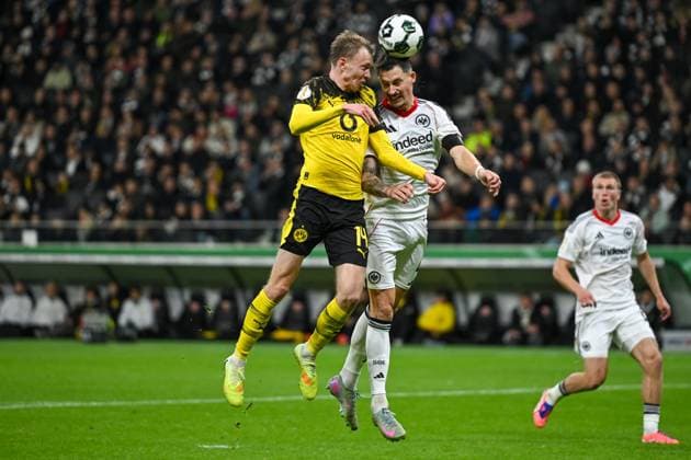 Maximilian Beier (Dortmund, 14) im Zweikampf mit Robin Koch (Eintracht Frankfurt, 04), GER, Eintracht Frankfurt vs Borussia Dortmund Fussball DFB Pokal, 2. Runde, Saison 2025 2026, 28.10.2025. DFB regulations prohibit any use of photographs as image sequences and or quasi-video GER, Eintracht Frankfurt vs Borussia Dortmund Fussball DFB Pokal, 2. Runde, Saison 2025 2026, 28.10.2025. Frankfurt am Main Copyright: xEibner-Pressefoto FlorianxWiegandx EP_FWD