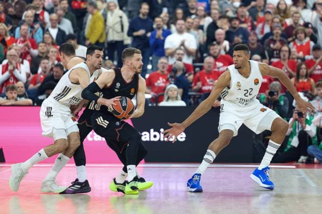 Andreas Obst (FC Bayern Basketball, 13) mit Alberto Abalde (Real Madrid, 06) und Walter Tavares (Real Madrid, 22), GER, FC Bayern Basketball vs. Real Madrid, Basketball, Euroleague, 7. Spieltag, Saison 2025 2026, 28.10.2025, GER, FC Bayern Basketball vs. Real Madrid, Basketball, Euroleague, 7. Spieltag, Saison 2025 2026, 28.10.2025 Muenchen Copyright: xEibner-Pressefoto JennixMaulx EP_JML