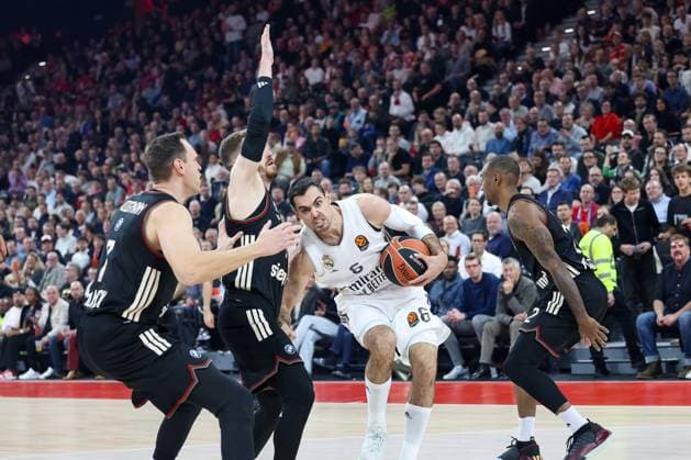 Alberto Abalde (Real Madrid, 06) mit Andreas Obst (FC Bayern Basketball, 13) und Johannes Voigtmann (FC Bayern Basketball, 07), mit Isiaha Mike (FC Bayern Basketball, 22), GER, FC Bayern Basketball vs. Real Madrid, Basketball, Euroleague, 7. Spieltag, Saison 2025 2026, 28.10.2025, GER, FC Bayern Basketball vs. Real Madrid, Basketball, Euroleague, 7. Spieltag, Saison 2025 2026, 28.10.2025 Muenchen Copyright: xEibner-Pressefoto JennixMaulx EP_JML