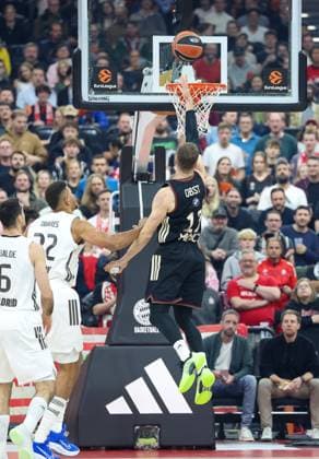 Andreas Obst (FC Bayern Basketball, 13) am Korb, Walter Tavares (Real Madrid, 22) und Alberto Abalde (Real Madrid, 06), GER, FC Bayern Basketball vs. Real Madrid, Basketball, Euroleague, 7. Spieltag, Saison 2025 2026, 28.10.2025, GER, FC Bayern Basketball vs. Real Madrid, Basketball, Euroleague, 7. Spieltag, Saison 2025 2026, 28.10.2025 Muenchen Copyright: xEibner-Pressefoto JennixMaulx EP_JML