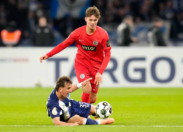 Michal Karbownik (Hertha BSC, 33) gegen Otto Emerson Stange (SV Elversberg, 9) GER, Hertha BSC vs SV Elversberg, Fussball, DFB-Pokal, 2. Runde, Saison 2025 2026, 28.10.2025 DFL REGULATIONS PROHIBIT ANY USE OF PHOTOGRAPHS AS IMAGE SEQUENCES AND OR QUASI-VIDEO GER, Hertha BSC vs SV Elversberg, Fussball, DFB-Pokal, 2. Runde, Saison 2025 2026, 28.10.2025 Berlin Copyright: xEibner-Pressefoto ScottxColemanx EP_SCN
