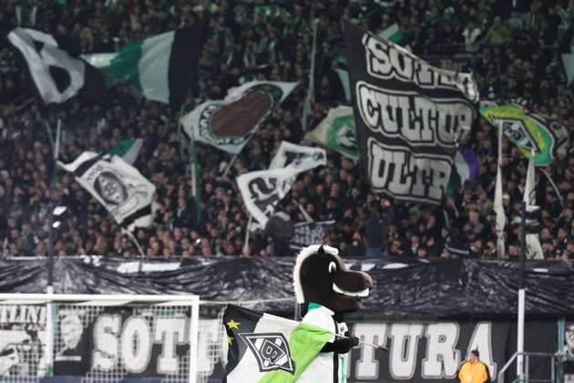 28.10.2025, xrekx, Fussball DFB Pokal 2.Runde, Borussia Moenchengladbach - Karlsruher SC v.l. Maskottchen Juenter Fans ,Stimmung, Schals, Trikot, Fahne, Banner, Ultras, Zuschauer, Besucher, Choreo, Choreografie, atmosphere, spectators, Visitors (DFL DFB REGULATIONS PROHIBIT ANY USE OF PHOTOGRAPHS as IMAGE SEQUENCES and or QUASI-VIDEO) Moenchengladbach
