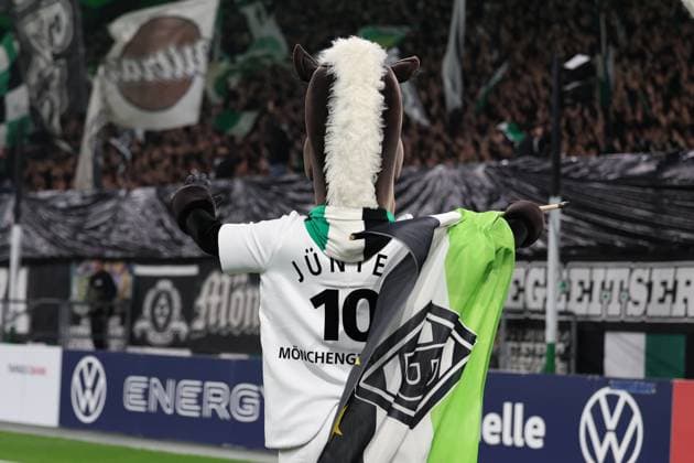 28.10.2025, xrekx, Fussball DFB Pokal 2.Runde, Borussia Moenchengladbach - Karlsruher SC v.l. Maskottchen Juenter Fans ,Stimmung, Schals, Trikot, Fahne, Banner, Ultras, Zuschauer, Besucher, Choreo, Choreografie, atmosphere, spectators, Visitors (DFL DFB REGULATIONS PROHIBIT ANY USE OF PHOTOGRAPHS as IMAGE SEQUENCES and or QUASI-VIDEO) Moenchengladbach