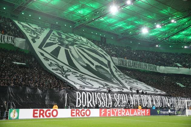 28.10.2025, xrekx, Fussball DFB Pokal 2.Runde, Borussia Moenchengladbach - Karlsruher SC v.l. Gladbach Fans ,Stimmung, Schals, Trikot, Fahne, Banner, Ultras, Zuschauer, Besucher, Choreo, Choreografie, atmosphere, spectators, Visitors (DFL DFB REGULATIONS PROHIBIT ANY USE OF PHOTOGRAPHS as IMAGE SEQUENCES and or QUASI-VIDEO) Moenchengladbach