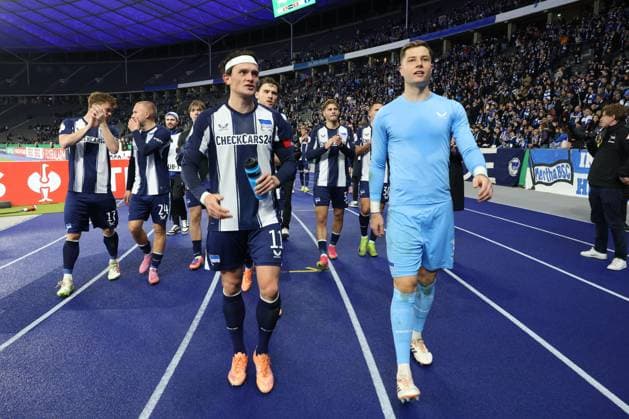 DEU, DFB-Pokal, Hertha BSC vs. Elversberg, 28.10.2025, Berliner Olympiastadion, Berlin, DEU, DFB-Pokal, Hertha BSC vs. Elversberg, im Bild Hertha-Spieler, Fabian Reese (Hertha BSC Berlin 11), Tjark Ernst (Hertha BSC Berlin 1) DFL - regulations prohibit any use of Photographs as image sequences and or quasi-video