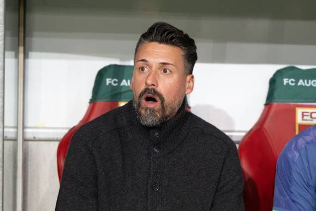 Sandro Wagner (FC Augsburg, Trainer) vor Spielbeginn, GER, FC Augsburg vs. VfL Bochum, Fussball, DFB Pokal, 2. Runde, Spielzeit 2025 2026, 28.10.2025, DFL REGULATIONS PROHIBIT ANY USE OF PHOTOGRAPHS AS IMAGE SEQUENCES AND OR QUASI-VIDEO, GER, FC Augsburg vs. VfL Bochum, Fussball, DFB Pokal, 2. Runde, Spielzeit 2025 2026, 28.10.2025, Augsburg Copyright: xEibner-Pressefoto EdwardxCheungx EP_ECG
