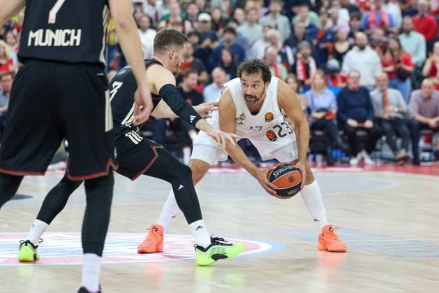 Sergio Llull (Real Madrid, 23) mit Ball mit Andreas Obst (FC Bayern Basketball, 13), GER, FC Bayern Basketball vs. Real Madrid, Basketball, Euroleague, 7. Spieltag, Saison 2025 2026, 28.10.2025, GER, FC Bayern Basketball vs. Real Madrid, Basketball, Euroleague, 7. Spieltag, Saison 2025 2026, 28.10.2025 Muenchen Copyright: xEibner-Pressefoto JennixMaulx EP_JML