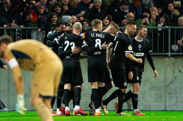 Tor zum 1:0 Hauke Wahl (FC St. Pauli, 05), jubelt Jubel mit der Mannschaft, James Sands (FC St. Pauli, 06), Eric Smith (FC St. Pauli, 08), GER, FC St. Pauli vs. TSG 1899 Hoffenheim, Fußball, DFB Pokal, 2. Runde, Saison 2025 2026, 28.10.2025 DFL REGULATIONS PROHIBIT ANY USE OF PHOTOGRAPHS AS IMAGE SEQUENCES AND OR QUASI-VIDEO GER, FC St. Pauli vs. TSG 1899 Hoffenheim, Fußball, DFB Pokal, 2. Runde, Saison 2025 2026, 28.10.2025 Hamburg Copyright: xEibner-Pressefoto MaxxVincenx EP_MVN