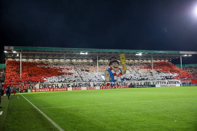 28.10.2025, xtgx, Fussball DFB Pokal 2. Runde, FC Energie Cottbus - RB Leipzig emspor, v.l. Symbolfoto, Symbolbild, Symbol Fans, Zuschauer, Publikum, Tribuene Choreo, Choreografie, Choreographie Pyro, Pyrotechnik, Bengalo, Rauch, Feuerwerk (DFL DFB REGULATIONS PROHIBIT ANY USE OF PHOTOGRAPHS as IMAGE SEQUENCES and or QUASI-VIDEO) Cottbus
