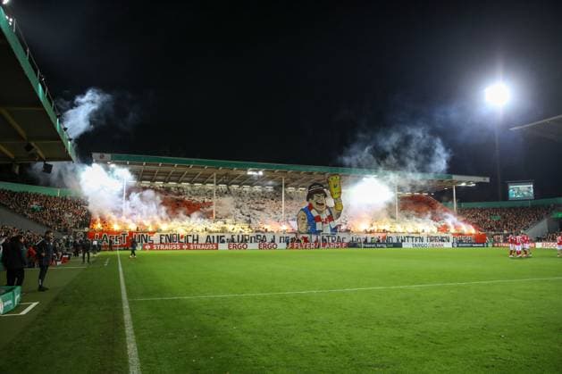 28.10.2025, xtgx, Fussball DFB Pokal 2. Runde, FC Energie Cottbus - RB Leipzig emspor, v.l. Symbolfoto, Symbolbild, Symbol Fans, Zuschauer, Publikum, Tribuene Choreo, Choreografie, Choreographie Pyro, Pyrotechnik, Bengalo, Rauch, Feuerwerk (DFL DFB REGULATIONS PROHIBIT ANY USE OF PHOTOGRAPHS as IMAGE SEQUENCES and or QUASI-VIDEO) Cottbus