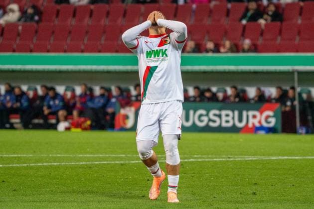 Ismael Gharbi (FC Augsburg, 11) enttauescht nach einer vergebenen Chance, GER, FC Augsburg vs. VfL Bochum, Fussball, DFB Pokal, 2. Runde, Spielzeit 2025 2026, 28.10.2025, DFL REGULATIONS PROHIBIT ANY USE OF PHOTOGRAPHS AS IMAGE SEQUENCES AND OR QUASI-VIDEO, GER, FC Augsburg vs. VfL Bochum, Fussball, DFB Pokal, 2. Runde, Spielzeit 2025 2026, 28.10.2025, Augsburg Copyright: xEibner-Pressefoto EdwardxCheungx EP_ECG