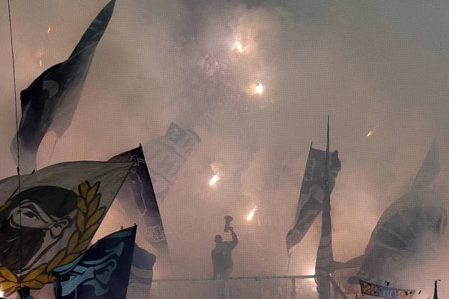 28.10.2025, xrekx, Fussball DFB Pokal 2.Runde, Borussia Moenchengladbach - Karlsruher SC v.l. KSC Fans ,Stimmung, Schals, Trikot, Fahne, Banner, Ultras, Zuschauer, Besucher, Choreo, Choreografie, atmosphere, spectators, Visitors Pyrotechnik (DFL DFB REGULATIONS PROHIBIT ANY USE OF PHOTOGRAPHS as IMAGE SEQUENCES and or QUASI-VIDEO) Moenchengladbach