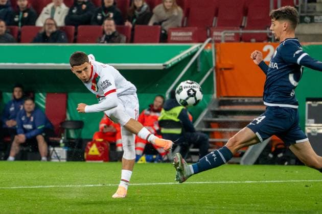 Ismael Gharbi (FC Augsburg, 11) kommt zum Abschluss, GER, FC Augsburg vs. VfL Bochum, Fussball, DFB Pokal, 2. Runde, Spielzeit 2025 2026, 28.10.2025, DFL REGULATIONS PROHIBIT ANY USE OF PHOTOGRAPHS AS IMAGE SEQUENCES AND OR QUASI-VIDEO, GER, FC Augsburg vs. VfL Bochum, Fussball, DFB Pokal, 2. Runde, Spielzeit 2025 2026, 28.10.2025, Augsburg Copyright: xEibner-Pressefoto EdwardxCheungx EP_ECG