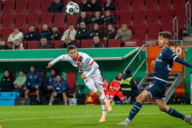 Ismael Gharbi (FC Augsburg, 11) kommt zum Abschluss, GER, FC Augsburg vs. VfL Bochum, Fussball, DFB Pokal, 2. Runde, Spielzeit 2025 2026, 28.10.2025, DFL REGULATIONS PROHIBIT ANY USE OF PHOTOGRAPHS AS IMAGE SEQUENCES AND OR QUASI-VIDEO, GER, FC Augsburg vs. VfL Bochum, Fussball, DFB Pokal, 2. Runde, Spielzeit 2025 2026, 28.10.2025, Augsburg Copyright: xEibner-Pressefoto EdwardxCheungx EP_ECG
