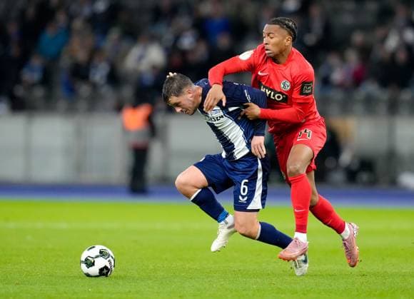 Diego Demme (Hertha BSC, 6) zweikampf Jarzinho Ataide Malanga (SV Elversberg, 14) GER, Hertha BSC vs SV Elversberg, Fussball, DFB-Pokal, 2. Runde, Saison 2025 2026, 28.10.2025 DFL REGULATIONS PROHIBIT ANY USE OF PHOTOGRAPHS AS IMAGE SEQUENCES AND OR QUASI-VIDEO GER, Hertha BSC vs SV Elversberg, Fussball, DFB-Pokal, 2. Runde, Saison 2025 2026, 28.10.2025 Berlin Copyright: xEibner-Pressefoto ScottxColemanx EP_SCN