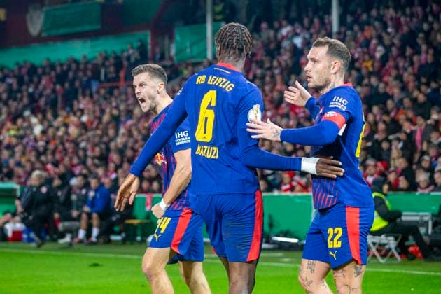 GER, Cottbus, Fußball, DFB-Pokal, 2. Hauptrunde, FC Energie Cottbus vs. RB Leipzig im Bild v.l.: Christoph Baumgartner (RB Leipzig 14), Ezechiel Banzuzi (RB Leipzig 06), David Raum (RB Leipzig 22), Torjubel 28.10.2025, LEAG Energie Stadion Cottbus DFB REGULATIONS PROHIBIT ANY USE OF PHOTOGRAPHS AS IMAGE SEQUENCES AND OR QUASI-VIDEO, Copyright: HMBxMedia PaulxFritz