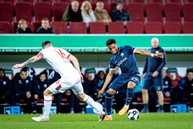 Fussball, Saison 2025 2026, DFB-Pokal, WWK-Arena Augsburg, 2. Runde, FC Augsburg - VfL Bochum, 28.10.2025 28.10.2025, Fussball, Saison 2025 2026, DFB-Pokal, WWK-Arena Augsburg, 2. Runde, FC Augsburg - VfL Bochum, v.l. 16 Cedric Zesiger (FC Augsburg), 29 Farid Alfa-Ruprecht (VfL Bochum) Foto: Lucca Fundel Augsburg WWK-Arena Bayern Deutschland