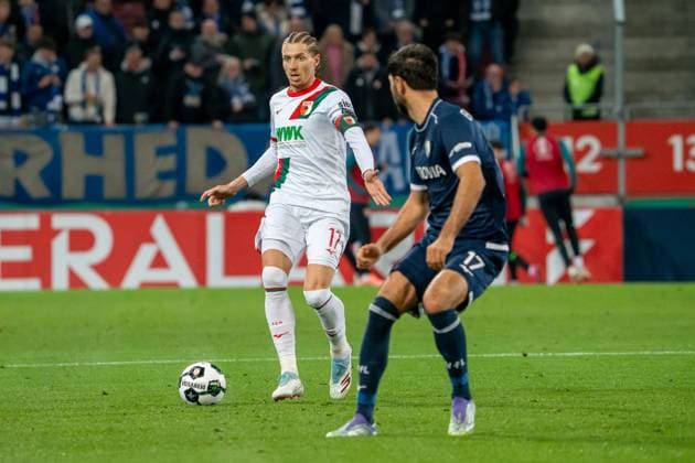 Kristijan Jakic (FC Augsburg, 17) sucht einen Anspielpartner, Gerrit Holtmann (VfL Bochum, 17) macht den Passweg zu, GER, FC Augsburg vs. VfL Bochum, Fussball, DFB Pokal, 2. Runde, Spielzeit 2025 2026, 28.10.2025, DFL REGULATIONS PROHIBIT ANY USE OF PHOTOGRAPHS AS IMAGE SEQUENCES AND OR QUASI-VIDEO, GER, FC Augsburg vs. VfL Bochum, Fussball, DFB Pokal, 2. Runde, Spielzeit 2025 2026, 28.10.2025, Augsburg Copyright: xEibner-Pressefoto EdwardxCheungx EP_ECG