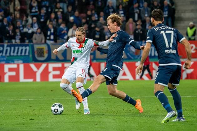 Zweikampf zwischen Kristijan Jakic (FC Augsburg, 17) und Mats Pannewig (VfL Bochum, 24), GER, FC Augsburg vs. VfL Bochum, Fussball, DFB Pokal, 2. Runde, Spielzeit 2025 2026, 28.10.2025, DFL REGULATIONS PROHIBIT ANY USE OF PHOTOGRAPHS AS IMAGE SEQUENCES AND OR QUASI-VIDEO, GER, FC Augsburg vs. VfL Bochum, Fussball, DFB Pokal, 2. Runde, Spielzeit 2025 2026, 28.10.2025, Augsburg Copyright: xEibner-Pressefoto EdwardxCheungx EP_ECG