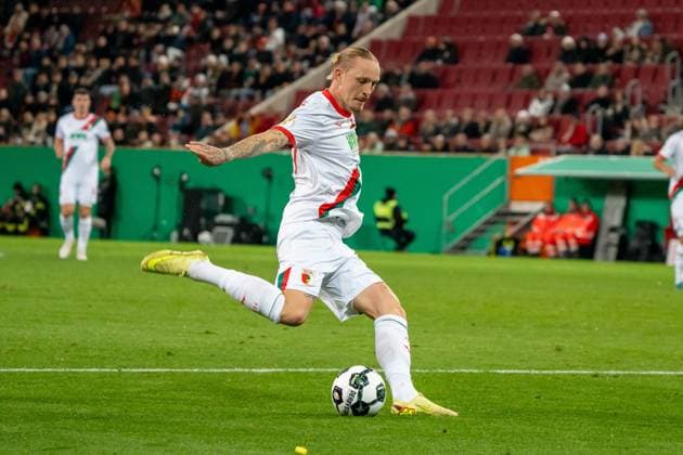 Torschuss von Marius Wolf (FC Augsburg, 27), GER, FC Augsburg vs. VfL Bochum, Fussball, DFB Pokal, 2. Runde, Spielzeit 2025 2026, 28.10.2025, DFL REGULATIONS PROHIBIT ANY USE OF PHOTOGRAPHS AS IMAGE SEQUENCES AND OR QUASI-VIDEO, GER, FC Augsburg vs. VfL Bochum, Fussball, DFB Pokal, 2. Runde, Spielzeit 2025 2026, 28.10.2025, Augsburg Copyright: xEibner-Pressefoto EdwardxCheungx EP_ECG