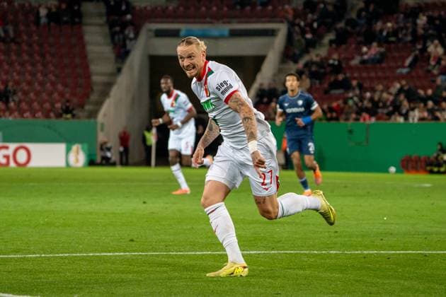 Marius Wolf (FC Augsburg, 27) Sprint, GER, FC Augsburg vs. VfL Bochum, Fussball, DFB Pokal, 2. Runde, Spielzeit 2025 2026, 28.10.2025, DFL REGULATIONS PROHIBIT ANY USE OF PHOTOGRAPHS AS IMAGE SEQUENCES AND OR QUASI-VIDEO, GER, FC Augsburg vs. VfL Bochum, Fussball, DFB Pokal, 2. Runde, Spielzeit 2025 2026, 28.10.2025, Augsburg Copyright: xEibner-Pressefoto EdwardxCheungx EP_ECG