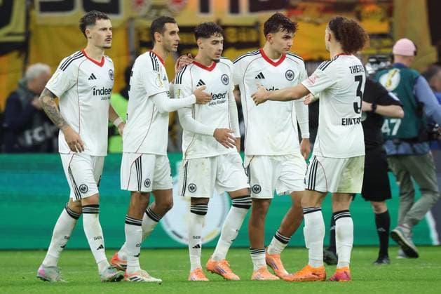 Eintracht Frankfurt - Borussia Dortmund, DFB-Pokal Von links: Robin Koch (Eintracht Frankfurt, 4), Ellyes Skhiri (Eintracht Frankfurt, 15), Fares Chaibi (Eintracht Frankfurt, 8), Can Uzun (Eintracht Frankfurt, 42) und Arthur Theate (Eintracht Frankfurt, 3). nach dem letzten verschossenen Elfmeter. DFB-Pokalspiel zwischen Eintracht Frankfurt und Borussia Dortmund am 28. Oktober 2025 im Deutsche Bank Park in Frankfurt am Main., Frankfurt am Main Hessen Deutschland Deutsche Bank Park