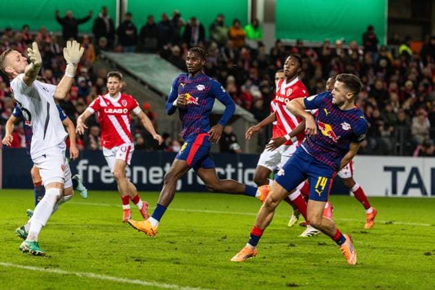GER, DFB-Pokal, 2. Runde, FC Energie Cottbus - RB Leipzig 28.10.2025, LEAG Energie Stadion, Cottbus, GER, DFB-Pokal, 2. Runde, FC Energie Cottbus - RB Leipzig Christoph Baumgartner (RB Leipzig 14), Marius Funk (FC Energie Cottbus 33) Â