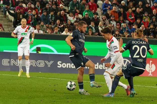 Fabian Rieder 32 (FC Augsburg) mit einer Chance, mit Noah Loosli 20 (VfL Bochum) und Marius Wolf 27 (FC Augsburg) im Hintergrund, FC Augsburg vs. VfL Bochum 1848, Fussball, Maenner, DFL, DFB-Pokal, Saison 2025 2026, WWK Arena, Zweite Runde, 28.10.2025 Augsburg Bayern Deutschland