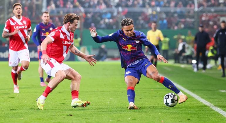 Cottbus - RB Leipzig DFB Pokal Cottbus, 28.10.2025, Stadion der Freundschaft, DFB Pokal, Runde 2 , FC Energie Cottbus vs. RB Leipzig , Im Bild von links; Henry Rorig ( 3 , Cottbus), Antonio Nusa (7, RB Leipzig). ,