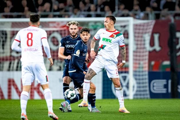 Fussball, Saison 2025 2026, DFB-Pokal, WWK-Arena Augsburg, 2. Runde, FC Augsburg - VfL Bochum, 28.10.2025 28.10.2025, Fussball, Saison 2025 2026, DFB-Pokal, WWK-Arena Augsburg, 2. Runde, FC Augsburg - VfL Bochum, v.l. 3 Philipp Strompf (VfL Bochum), 21 Philipp Tietz (FC Augsburg) Foto: Lucca Fundel Augsburg WWK-Arena Bayern Deutschland