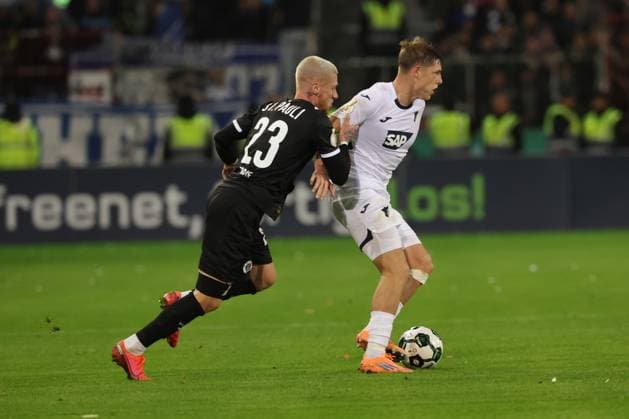 GER, Hamburg, Fussball, DFL, FC St. Pauli vs TSG 1899 Hoffenheim 2. Runde DFB Pokal , im Millerntor Stadion , 28.10.2025 , v.l. Louis Oppie (FC St. Pauli , 23) , Torwart Nikola Vasilj (FC St. Pauli ,22 ) DFL regulations prohibit any use of photographs as image sequences and or quasi-video. Copyright: HMBxMedia FernandoxSoares