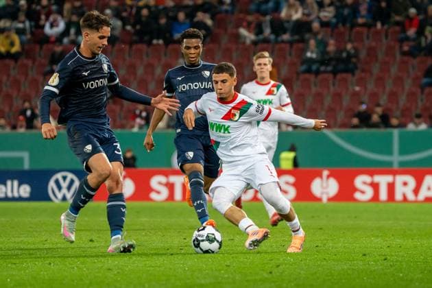 Ismael Gharbi (FC Augsburg, 11) wird von drei Bochumern angegriffen, GER, FC Augsburg vs. VfL Bochum, Fussball, DFB Pokal, 2. Runde, Spielzeit 2025 2026, 28.10.2025, DFL REGULATIONS PROHIBIT ANY USE OF PHOTOGRAPHS AS IMAGE SEQUENCES AND OR QUASI-VIDEO, GER, FC Augsburg vs. VfL Bochum, Fussball, DFB Pokal, 2. Runde, Spielzeit 2025 2026, 28.10.2025, Augsburg Copyright: xEibner-Pressefoto EdwardxCheungx EP_ECG