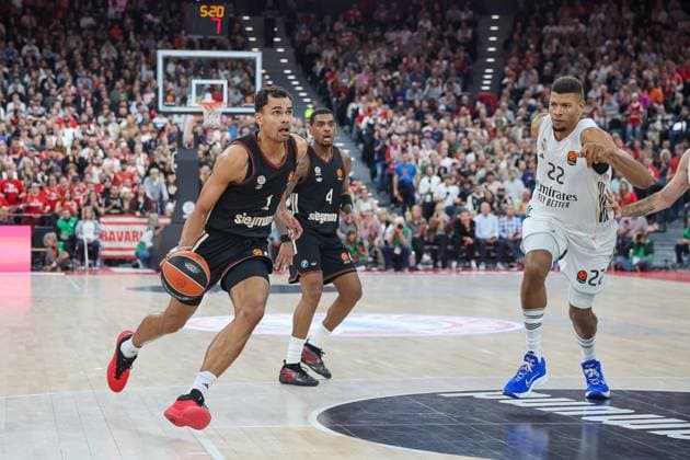 Oscar da Silva (FC Bayern Basketball, 01) mit Xavier Rathan-Mayes (FC Bayern Basketball, 04) und Walter Tavares (Real Madrid, 22), GER, FC Bayern Basketball vs. Real Madrid, Basketball, Euroleague, 7. Spieltag, Saison 2025 2026, 28.10.2025, GER, FC Bayern Basketball vs. Real Madrid, Basketball, Euroleague, 7. Spieltag, Saison 2025 2026, 28.10.2025 Muenchen Copyright: xEibner-Pressefoto JennixMaulx EP_JML