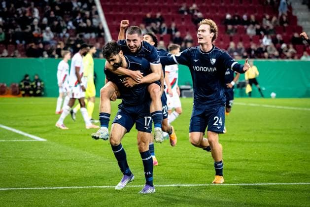Fussball, Saison 2025 2026, DFB-Pokal, WWK-Arena Augsburg, 2. Runde, FC Augsburg - VfL Bochum, 28.10.2025 28.10.2025, Fussball, Saison 2025 2026, DFB-Pokal, WWK-Arena Augsburg, 2. Runde, FC Augsburg - VfL Bochum, Torjubel Jubel Freude nach Treffer Tor Torschuss zum 0:1 durch 17 Gerrit Holtmann (VfL Bochum). v.l. 17 Gerrit Holtmann (VfL Bochum), 32 Maximilian Wittek (VfL Bochum), 24 Mats Pannewig (VfL Bochum) Foto: Lucca Fundel Augsburg WWK-Arena Bayern Deutschland