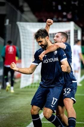 Fussball, Saison 2025 2026, DFB-Pokal, WWK-Arena Augsburg, 2. Runde, FC Augsburg - VfL Bochum, 28.10.2025 28.10.2025, Fussball, Saison 2025 2026, DFB-Pokal, WWK-Arena Augsburg, 2. Runde, FC Augsburg - VfL Bochum, Torjubel Jubel Freude nach Treffer Tor Torschuss zum 0:1 durch 17 Gerrit Holtmann (VfL Bochum). v.l. 17 Gerrit Holtmann (VfL Bochum), 32 Maximilian Wittek (VfL Bochum) Foto: Lucca Fundel Augsburg WWK-Arena Bayern Deutschland