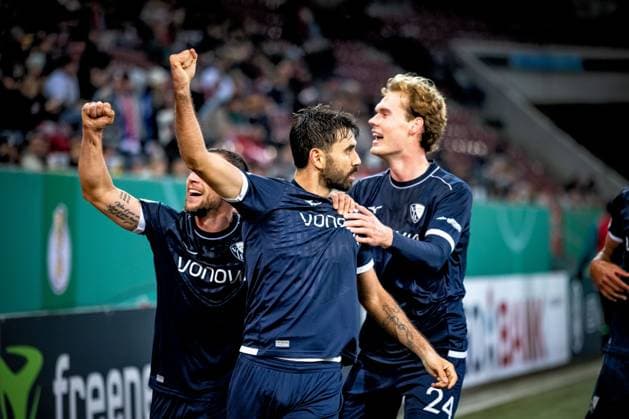 Fussball, Saison 2025 2026, DFB-Pokal, WWK-Arena Augsburg, 2. Runde, FC Augsburg - VfL Bochum, 28.10.2025 28.10.2025, Fussball, Saison 2025 2026, DFB-Pokal, WWK-Arena Augsburg, 2. Runde, FC Augsburg - VfL Bochum, Torjubel Jubel Freude nach Treffer Tor Torschuss zum 0:1 durch 17 Gerrit Holtmann (VfL Bochum). Foto: Lucca Fundel Augsburg WWK-Arena Bayern Deutschland