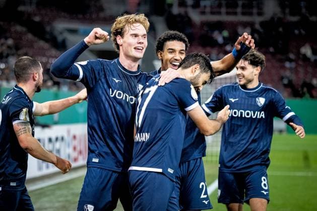 Fussball, Saison 2025 2026, DFB-Pokal, WWK-Arena Augsburg, 2. Runde, FC Augsburg - VfL Bochum, 28.10.2025 28.10.2025, Fussball, Saison 2025 2026, DFB-Pokal, WWK-Arena Augsburg, 2. Runde, FC Augsburg - VfL Bochum, Torjubel Jubel Freude nach Treffer Tor Torschuss zum 0:1 durch 17 Gerrit Holtmann (VfL Bochum). v.l. 24 Mats Pannewig (VfL Bochum), 21 Francis Onyeka (VfL Bochum), 17 Gerrit Holtmann (VfL Bochum) Foto: Lucca Fundel Augsburg WWK-Arena Bayern Deutschland
