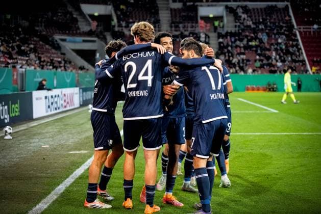 Fussball, Saison 2025 2026, DFB-Pokal, WWK-Arena Augsburg, 2. Runde, FC Augsburg - VfL Bochum, 28.10.2025 28.10.2025, Fussball, Saison 2025 2026, DFB-Pokal, WWK-Arena Augsburg, 2. Runde, FC Augsburg - VfL Bochum, Torjubel Jubel Freude nach Treffer Tor Torschuss zum 0:1 durch 17 Gerrit Holtmann (VfL Bochum). Team Mannschaft VfL Bochum v.l. 24 Mats Pannewig (VfL Bochum), 21 Francis Onyeka (VfL Bochum), 17 Gerrit Holtmann (VfL Bochum) Foto: Lucca Fundel Augsburg WWK-Arena Bayern Deutschland