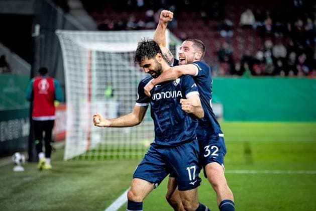 Fussball, Saison 2025 2026, DFB-Pokal, WWK-Arena Augsburg, 2. Runde, FC Augsburg - VfL Bochum, 28.10.2025 28.10.2025, Fussball, Saison 2025 2026, DFB-Pokal, WWK-Arena Augsburg, 2. Runde, FC Augsburg - VfL Bochum, Torjubel Jubel Freude nach Treffer Tor Torschuss zum 0:1 durch 17 Gerrit Holtmann (VfL Bochum). v.l. 17 Gerrit Holtmann (VfL Bochum), 32 Maximilian Wittek (VfL Bochum) Foto: Lucca Fundel Augsburg WWK-Arena Bayern Deutschland