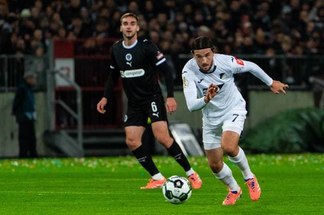 Leon Avdullahu (TSG 1899 Hoffenheim, 07) im Dribbling gegen James Sands (FC St. Pauli, 06), GER, FC St. Pauli vs. TSG 1899 Hoffenheim, Fußball, DFB Pokal, 2. Runde, Saison 2025 2026, 28.10.2025 DFL REGULATIONS PROHIBIT ANY USE OF PHOTOGRAPHS AS IMAGE SEQUENCES AND OR QUASI-VIDEO GER, FC St. Pauli vs. TSG 1899 Hoffenheim, Fußball, DFB Pokal, 2. Runde, Saison 2025 2026, 28.10.2025 Hamburg Copyright: xEibner-Pressefoto MaxxVincenx EP_MVN