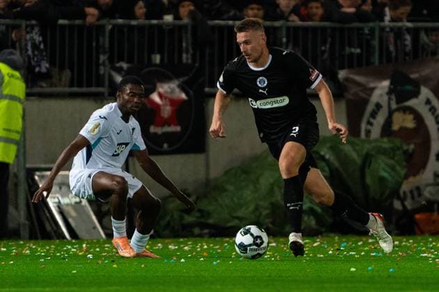 Hauke Wahl (FC St. Pauli, 05) im Dribbling gegen Bazoumana Toure (TSG 1899 Hoffenheim, 29), GER, FC St. Pauli vs. TSG 1899 Hoffenheim, Fußball, DFB Pokal, 2. Runde, Saison 2025 2026, 28.10.2025 DFL REGULATIONS PROHIBIT ANY USE OF PHOTOGRAPHS AS IMAGE SEQUENCES AND OR QUASI-VIDEO GER, FC St. Pauli vs. TSG 1899 Hoffenheim, Fußball, DFB Pokal, 2. Runde, Saison 2025 2026, 28.10.2025 Hamburg Copyright: xEibner-Pressefoto MaxxVincenx EP_MVN