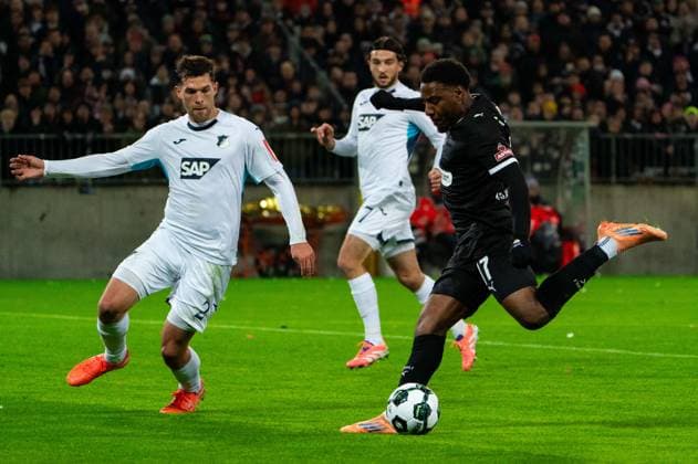 Torschuss Torchance Oladapo Afolayan (FC St. Pauli, 17), geblockt von Robin Hranac (TSG 1899 Hoffenheim, 02), GER, FC St. Pauli vs. TSG 1899 Hoffenheim, Fußball, DFB Pokal, 2. Runde, Saison 2025 2026, 28.10.2025 DFL REGULATIONS PROHIBIT ANY USE OF PHOTOGRAPHS AS IMAGE SEQUENCES AND OR QUASI-VIDEO GER, FC St. Pauli vs. TSG 1899 Hoffenheim, Fußball, DFB Pokal, 2. Runde, Saison 2025 2026, 28.10.2025 Hamburg Copyright: xEibner-Pressefoto MaxxVincenx EP_MVN