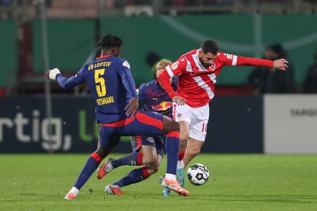 28.10.2025, xtgx, Fussball DFB Pokal 2. Runde, FC Energie Cottbus - RB Leipzig emspor, v.l. El Chadaille Bitshiabu (Leipzig, 5), Nicolas Seiwald (Leipzig, 13), Tolcay Cigerci (Cottbus, 10) Zweikampf, Duell, Kampf, tackle (DFL DFB REGULATIONS PROHIBIT ANY USE OF PHOTOGRAPHS as IMAGE SEQUENCES and or QUASI-VIDEO) Cottbus
