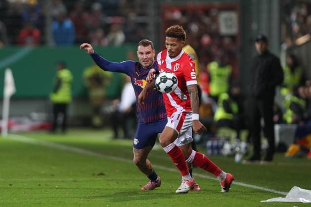 28.10.2025, xtgx, Fussball DFB Pokal 2. Runde, FC Energie Cottbus - RB Leipzig emspor, v.l. David Raum (Leipzig, 22), Justin Butler (Cottbus, 31) Zweikampf, Duell, Kampf, tackle (DFL DFB REGULATIONS PROHIBIT ANY USE OF PHOTOGRAPHS as IMAGE SEQUENCES and or QUASI-VIDEO) Cottbus