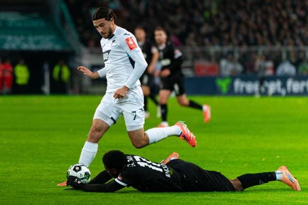 Leon Avdullahu (TSG 1899 Hoffenheim, 07) im Dribbling, Oladapo Afolayan (FC St. Pauli, 17) am Boden, GER, FC St. Pauli vs. TSG 1899 Hoffenheim, Fußball, DFB Pokal, 2. Runde, Saison 2025 2026, 28.10.2025 DFL REGULATIONS PROHIBIT ANY USE OF PHOTOGRAPHS AS IMAGE SEQUENCES AND OR QUASI-VIDEO GER, FC St. Pauli vs. TSG 1899 Hoffenheim, Fußball, DFB Pokal, 2. Runde, Saison 2025 2026, 28.10.2025 Hamburg Copyright: xEibner-Pressefoto MaxxVincenx EP_MVN