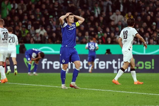 28.10.2025, xrekx, Fussball DFB Pokal 2.Runde, Borussia Moenchengladbach - Karlsruher SC v.l. Torchance Lilian Egloff (Karlsruher SC) Marvin Wanitzek (Karlsruher SC) enttaeuscht, enttäuscht, schaut enttaeuscht, traurig, frustriert, niedergeschlagen, disappointed, sad, frustrated (DFL DFB REGULATIONS PROHIBIT ANY USE OF PHOTOGRAPHS as IMAGE SEQUENCES and or QUASI-VIDEO) Moenchengladbach